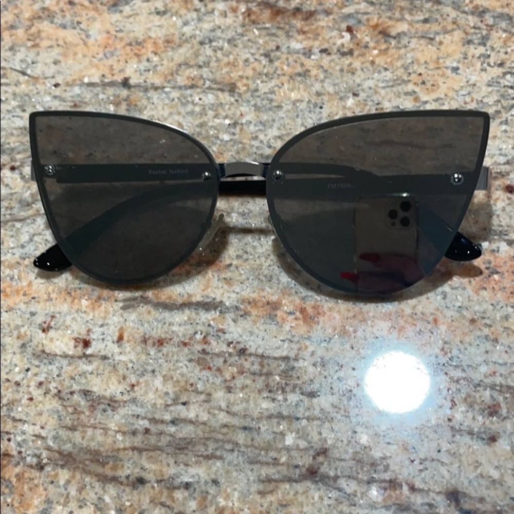 Cat-eye sunglasses